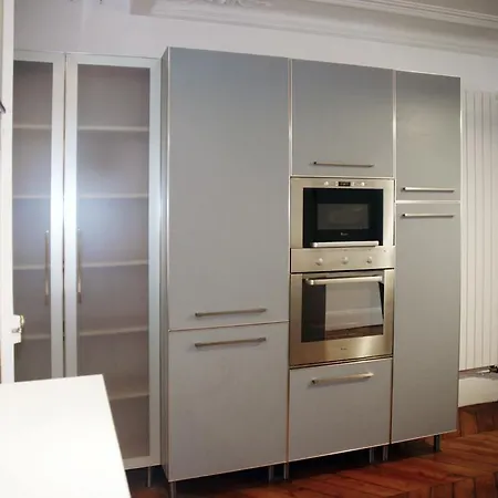 Victor Masse - 6 Adults Apartment